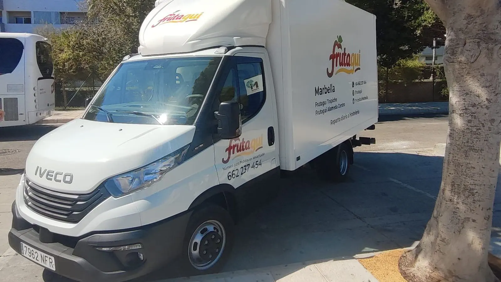 Caja de fruta y verdura fresca preparada para reparto a domicilio en Marbella