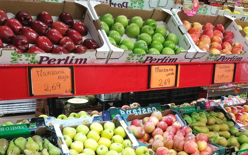 Interior de la frutería y verdulería Frutagui en Marbella con fruta y verdura fresca
