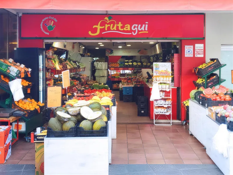 Frutería Frutagui en Marbella con su puesto de fruta y verdura fresca