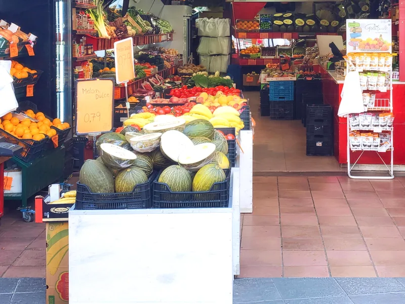 Mostrador de fruta y verdura fresca en la tienda Frutagui de Marbella